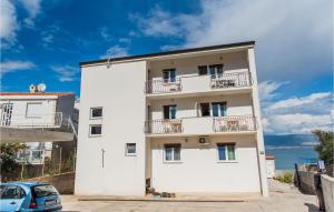 Budova, v ktorej sa apartmán nachádza + 12 fotografií