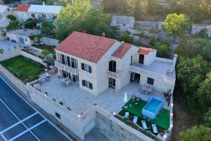Galeriebild der Unterkunft Family friendly apartments with a swimming pool Selca, Brac - 19807 in Selca