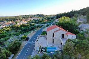 Galeriebild der Unterkunft Family friendly apartments with a swimming pool Selca, Brac - 19807 in Selca