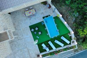 Galeriebild der Unterkunft Family friendly apartments with a swimming pool Selca, Brac - 19807 in Selca