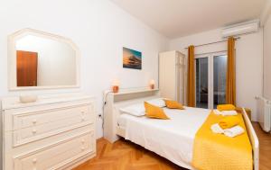 Galeriebild der Unterkunft Family friendly apartments with a swimming pool Selca, Brac - 19807 in Selca
