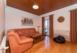 Galeriebild der Unterkunft Family friendly apartments with a swimming pool Selca, Brac - 19807 in Selca