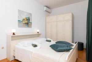 Galeriebild der Unterkunft Family friendly apartments with a swimming pool Selca, Brac - 19807 in Selca