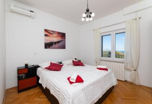 Galeriebild der Unterkunft Family friendly apartments with a swimming pool Selca, Brac - 19807 in Selca