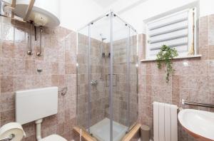Galeriebild der Unterkunft Family friendly apartments with a swimming pool Selca, Brac - 19807 in Selca