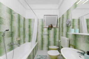 Galeriebild der Unterkunft Family friendly apartments with a swimming pool Selca, Brac - 19807 in Selca