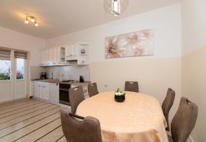Galeriebild der Unterkunft Family friendly apartments with a swimming pool Selca, Brac - 19807 in Selca