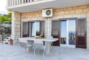 Galeriebild der Unterkunft Family friendly apartments with a swimming pool Selca, Brac - 19807 in Selca
