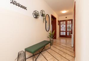 Galeriebild der Unterkunft Family friendly apartments with a swimming pool Selca, Brac - 19807 in Selca