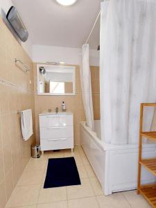 Apartments with a parking space Milna, Hvar - 19850 tesisinde bir banyo