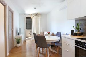 - une cuisine et une salle à manger avec une table et des chaises dans l'établissement Apartments with WiFi Split - 19909, à Split