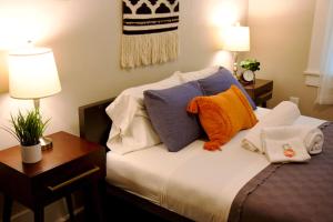 Un dormitorio con una cama con almohadas de colores. en 738 E Yale, en Fresno