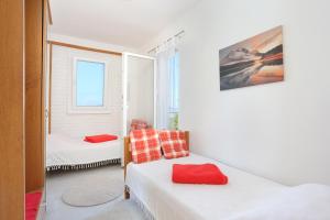 Ένα ή περισσότερα κρεβάτια σε δωμάτιο στο Apartments by the sea Okrug Donji, Ciovo - 19974