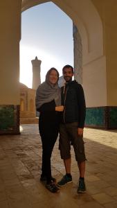 un hombre y una mujer posando para una foto en un edificio en Guest house IBROHIM حلال, en Bukhara