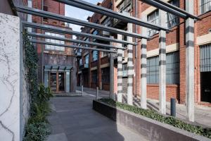 un patio interior de un edificio con una pasarela en Luxury Warehouse Loft, en Melbourne