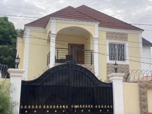 Amdalai的住宿－Janha's Senegambia Villa Holiday Rental With Free Wifi，黄色和白色的房子,有黑色的大门