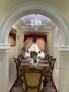 comedor grande con mesa larga y sillas en Janha's Senegambia Villa Holiday Rental With Free Wifi, en Amdalai