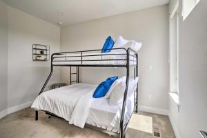 Двох'ярусне ліжко або двоярусні ліжка в номері Upscale Denver Townhome with City Skyline Views
