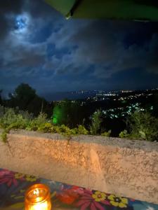 una vista di una città di notte con una candela di les issambres, appt 4 personnes, vue mer golf st tropez a Les Issambres