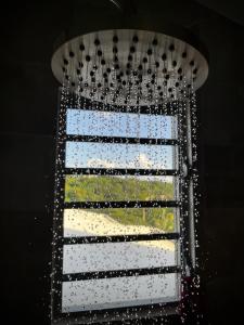 ein Fenster mit einem Vorhang mit Regentropfen darauf in der Unterkunft Lejos Eco Retreat in Vieques