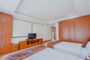 - une chambre avec 2 lits et une télévision à écran plat dans l'établissement Oasis Villa, à Đà Nẵng
