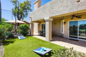 un patio con césped, banco y mesa en Luxe on the Links, en Phoenix