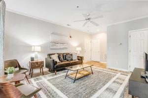 TV a/nebo společenská místnost v ubytování Sandpiper Village --- 35552 E Atlantic Cir #101