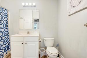Koupelna v ubytování Sandpiper Village --- 35552 E Atlantic Cir #101
