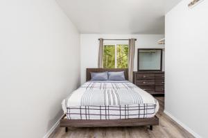 una camera con letto e specchio di AlohAlaska Downstairs Suite a Girdwood