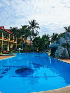 a large blue swimming pool in a resort at Tien Dat Resort in Mui Ne