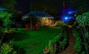 Nibhriti Guest House外面的花园