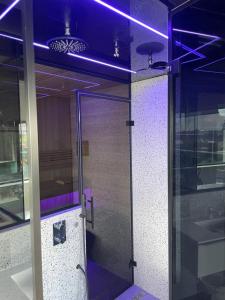 eine Glastür eines Gebäudes mit lila Beleuchtung in der Unterkunft Above and Beyond - luxe suite met sauna en stoomdouche in Zaandam