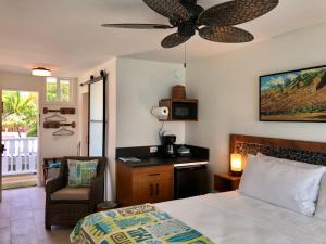 Postel nebo postele na pokoji v ubytování Kona Tiki Hotel - No Resort Fees