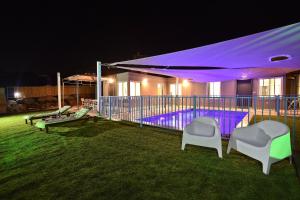 Bazén v ubytování shmulik's resort couples or families only nebo v jeho okolí