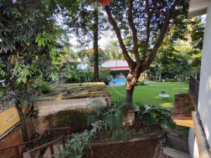 einen Blick auf den Garten vom Balkon eines Hauses in der Unterkunft La Joyita Cuernavaca in Cuernavaca
