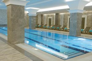 Bazén v ubytování ALUSSO THERMAL HOTEL SPA nebo v jeho okolí