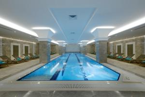 Bazén v ubytování ALUSSO THERMAL HOTEL SPA nebo v jeho okolí