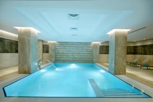 Bazén v ubytování ALUSSO THERMAL HOTEL SPA nebo v jeho okolí
