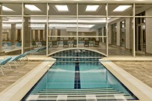 Bazén v ubytování ALUSSO THERMAL HOTEL SPA nebo v jeho okolí