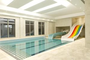Bazén v ubytování ALUSSO THERMAL HOTEL SPA nebo v jeho okolí