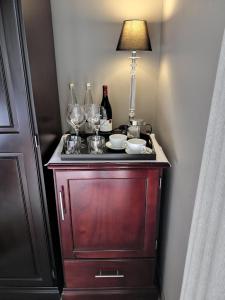 - une table avec des verres à vin et une lampe dans l'établissement Perle Du Cap, à Paarl