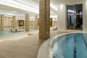 Bazén v ubytování ALUSSO THERMAL HOTEL SPA nebo v jeho okolí