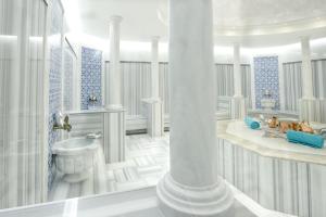 Koupelna v ubytování ALUSSO THERMAL HOTEL SPA