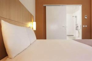 Ibis Malabo客房内的一张或多张床位