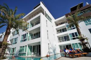 Bazén v ubytování The Palms, Kamala Beach - SHA Extra Plus nebo v jeho okolí