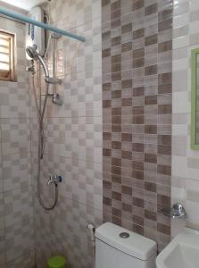 Un baño con ducha, inodoro y lavabo. en Island Hop Inn, en El Nido 39 fotos más