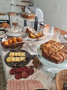 una mesa cubierta con muchos tipos diferentes de comida en Habitaciones Casa de Campo Daymipaz, en Mahón