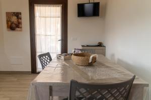 stół jadalny z koszem na górze w obiekcie Dammusu di Turì w mieście Pantelleria