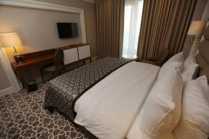Postel nebo postele na pokoji v ubytování ALUSSO THERMAL HOTEL SPA