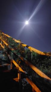 un lampione sopra una recinzione di legno di notte di Villa Cimea a Furore